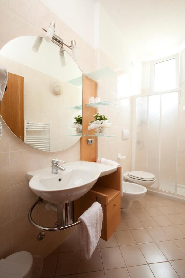 Hotel Residence Rely Brenzone sul Garda Ruang foto
